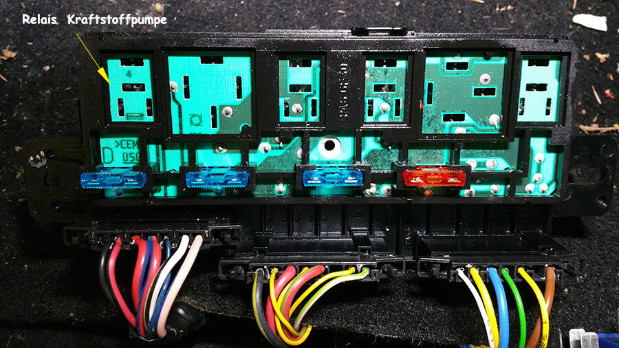 Relaisbox-mit-gezogenen-Relais.jpg