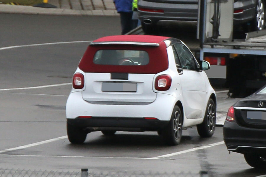 Smart-Fortwo-Cabrio-fotoshowBigImage-48e7728f-846329.jpg