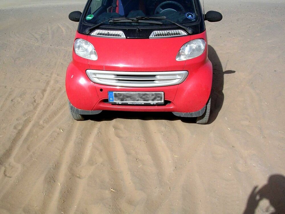 Der%20Smart%20im%20Sand%20der%20Sahara.JPG