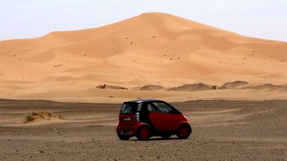 Der%20Smart%20vor%20dem%20Erg%20Chebbi%20in%20der%20Sahara.jpg